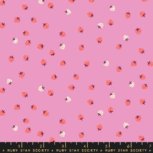 Strawberry - Mini Berry in Daisy - Kimberly Kight - RS3086 19 - Half Yard